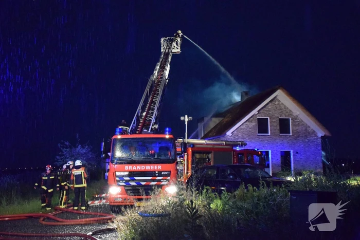 Flinke brand in woning met rietenkap