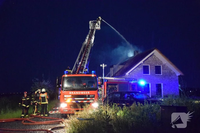 Flinke brand in woning met rietenkap