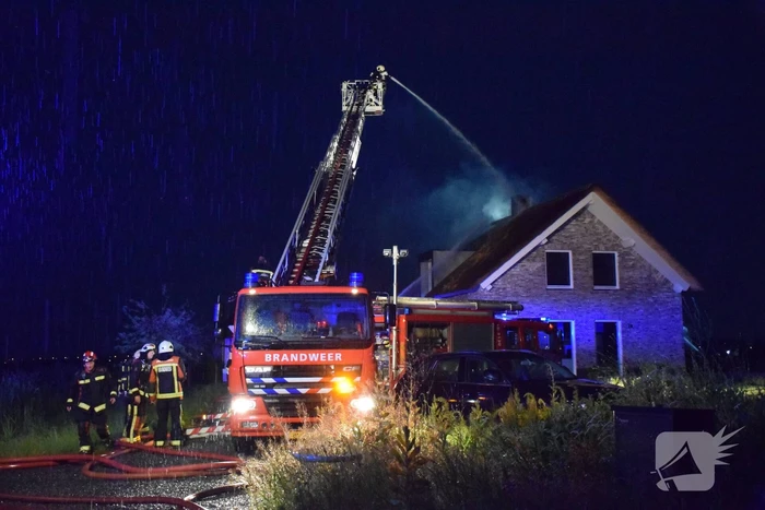 Flinke brand in woning met rietenkap