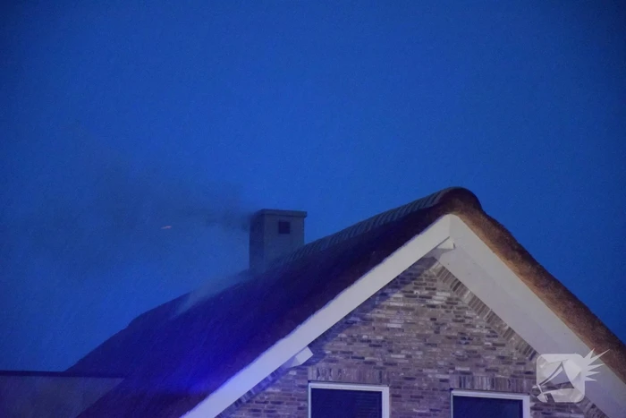 Flinke brand in woning met rietenkap