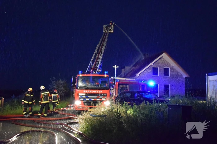 Flinke brand in woning met rietenkap