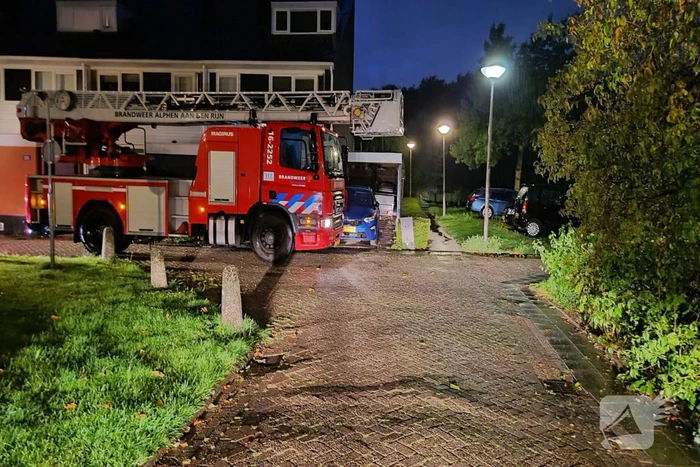 Brandlucht in woning na mogelijke blikseminslag