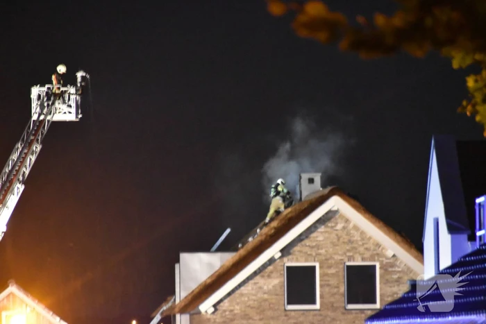 Flinke brand in woning met rietenkap