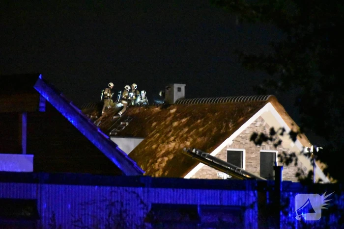 Flinke brand in woning met rietenkap