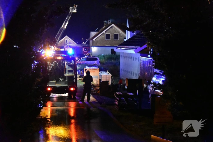 Flinke brand in woning met rietenkap