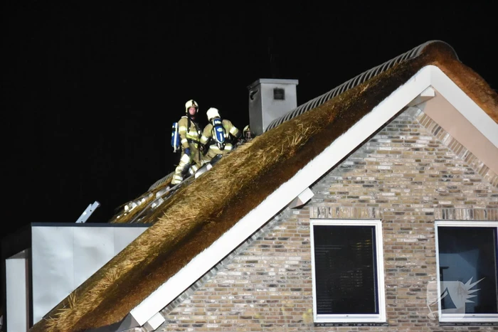 Flinke brand in woning met rietenkap