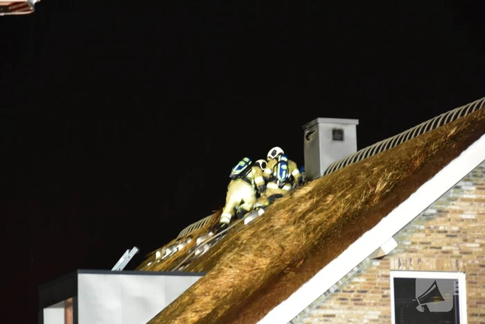 Flinke brand in woning met rietenkap
