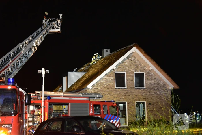 Flinke brand in woning met rietenkap