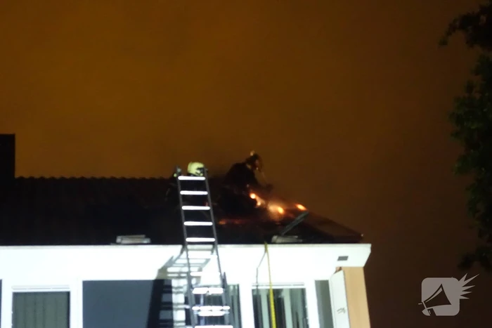 Brandlucht in woning na mogelijke blikseminslag