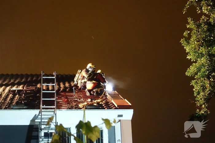 Brandlucht in woning na mogelijke blikseminslag