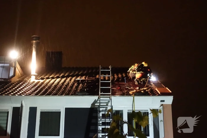 Brandlucht in woning na mogelijke blikseminslag