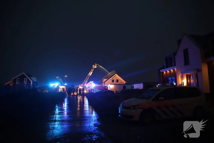 Flinke brand in woning met rietenkap