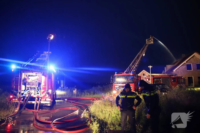 Flinke brand in woning met rietenkap