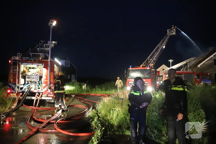 Flinke brand in woning met rietenkap