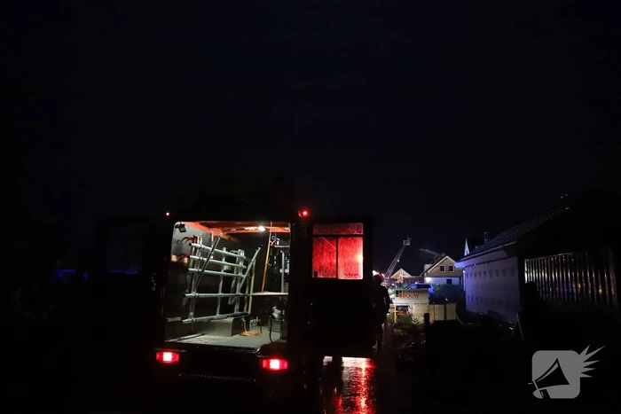 Flinke brand in woning met rietenkap