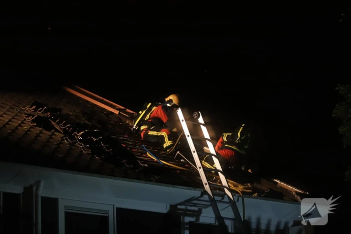 Brandlucht in woning na mogelijke blikseminslag