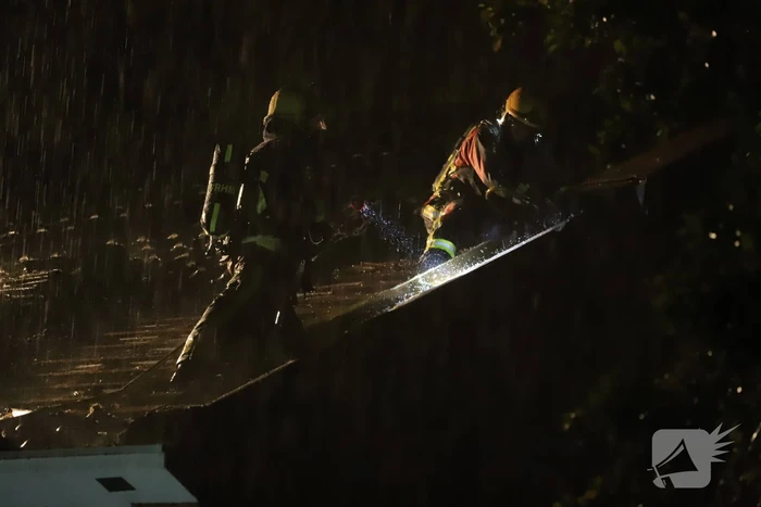 Brandlucht in woning na mogelijke blikseminslag