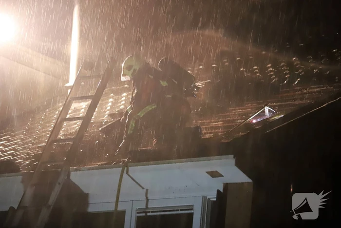 Brandlucht in woning na mogelijke blikseminslag