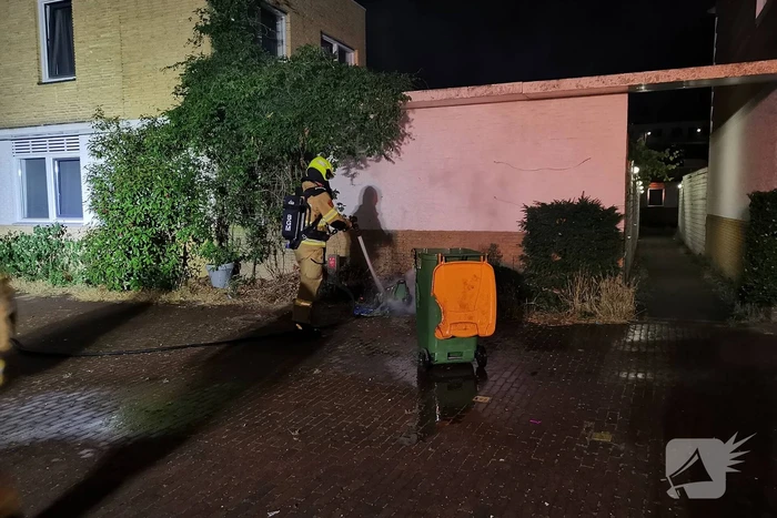 Kliko's in brand tegen woning