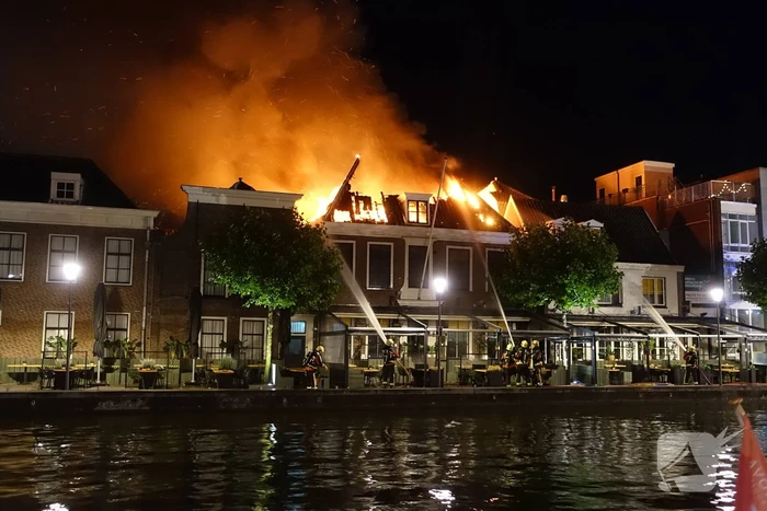 Zeer grote brand dak restaurant Pronto