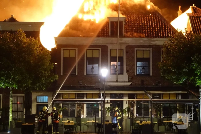 Zeer grote brand dak restaurant Pronto