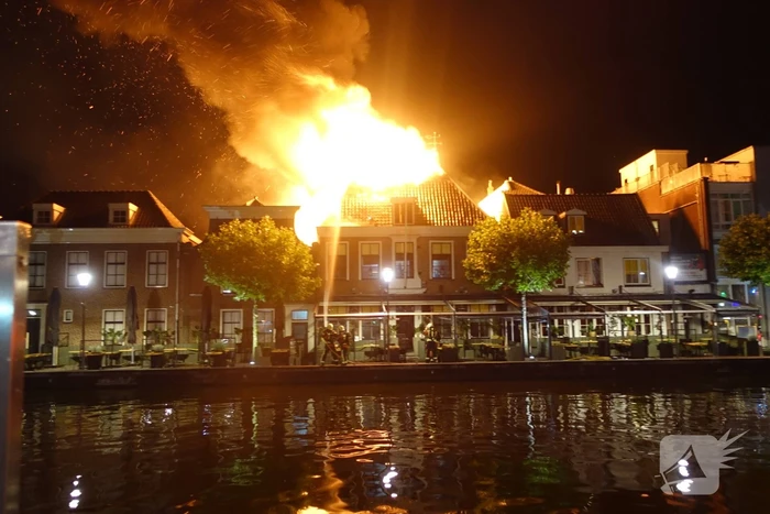 Zeer grote brand dak restaurant Pronto