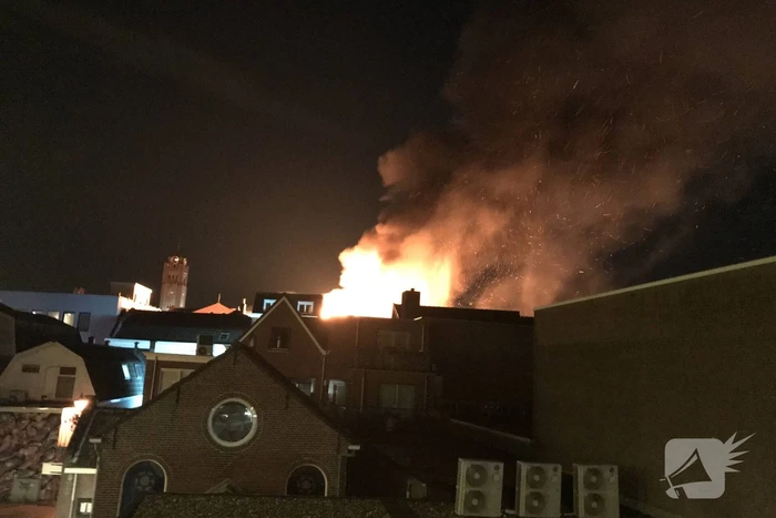 Zeer grote brand dak restaurant Pronto