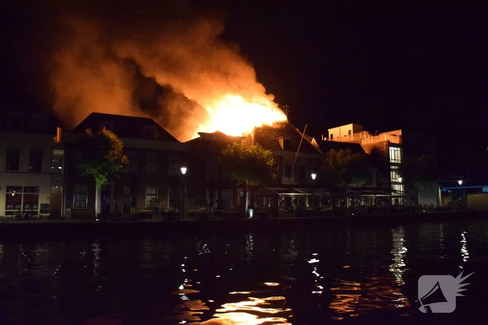 Zeer grote brand dak restaurant Pronto