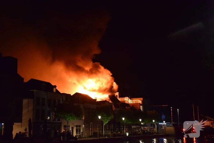 Zeer grote brand dak restaurant Pronto