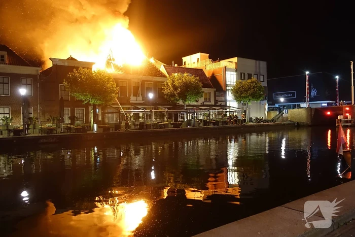 Zeer grote brand dak restaurant Pronto