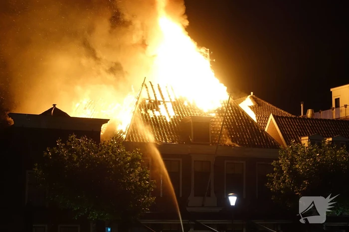 Zeer grote brand dak restaurant Pronto