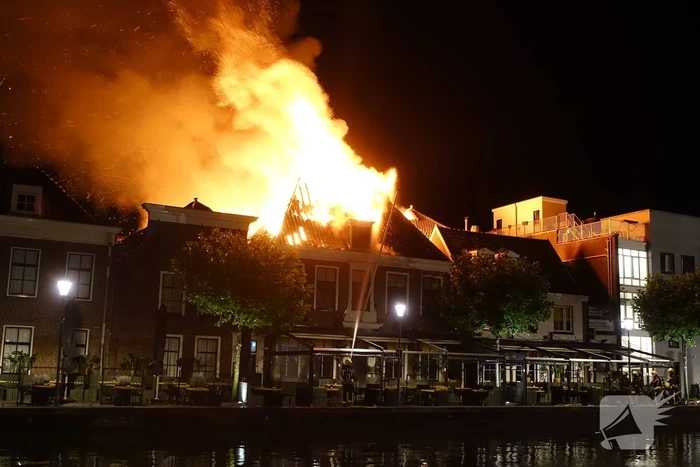 Zeer grote brand dak restaurant Pronto