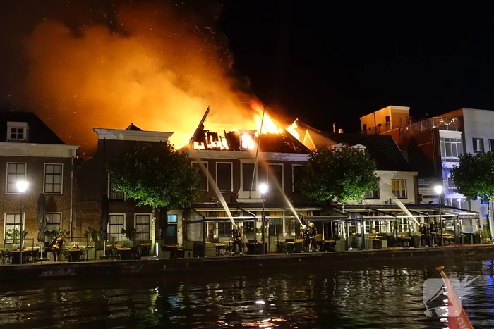 Zeer grote brand dak restaurant Pronto