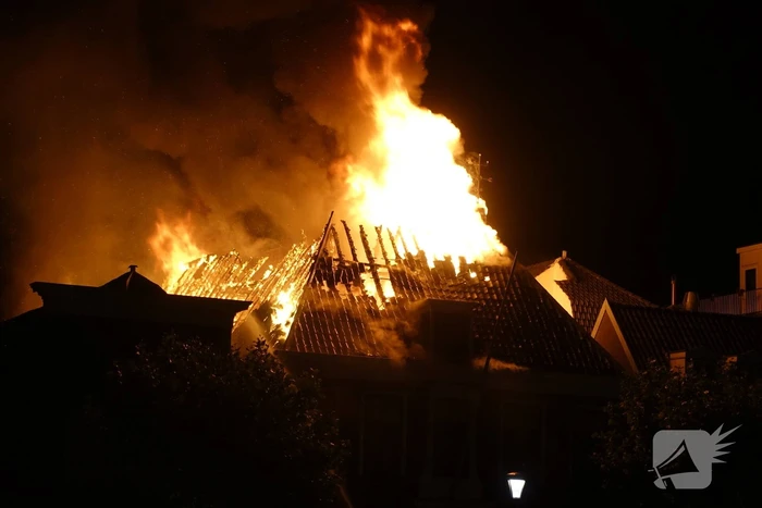 Zeer grote brand dak restaurant Pronto