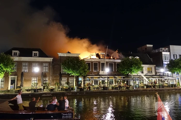 Zeer grote brand dak restaurant Pronto