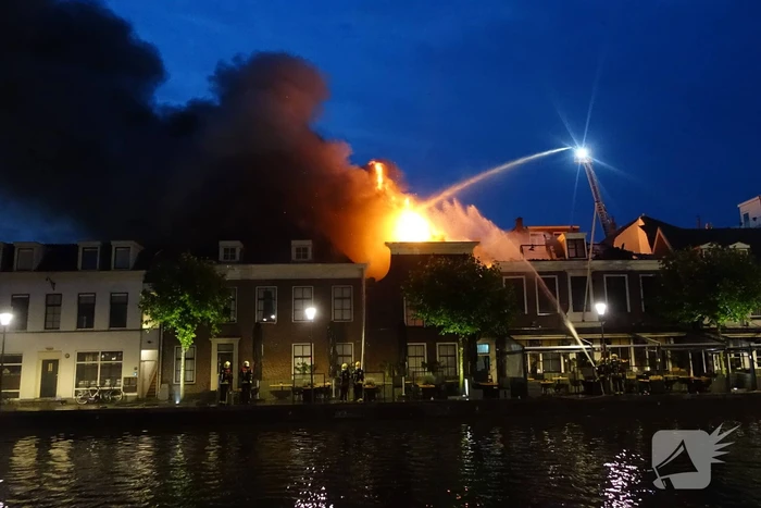 Zeer grote brand dak restaurant Pronto