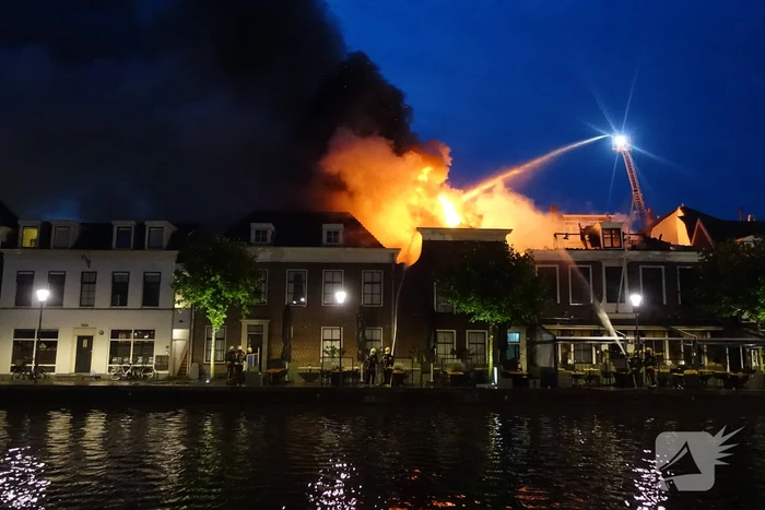 Zeer grote brand dak restaurant Pronto