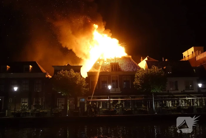 Zeer grote brand dak restaurant Pronto