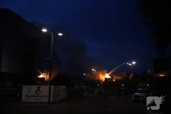 Zeer grote brand dak restaurant Pronto