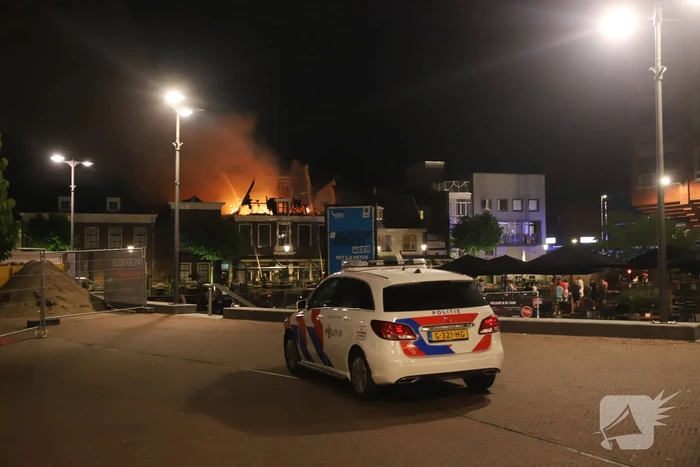 Zeer grote brand dak restaurant Pronto