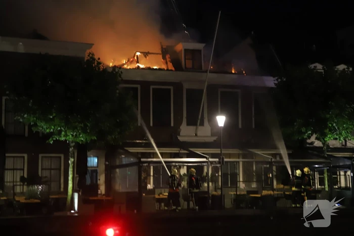 Zeer grote brand dak restaurant Pronto