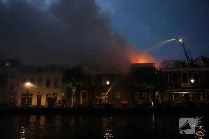 Zeer grote brand dak restaurant Pronto