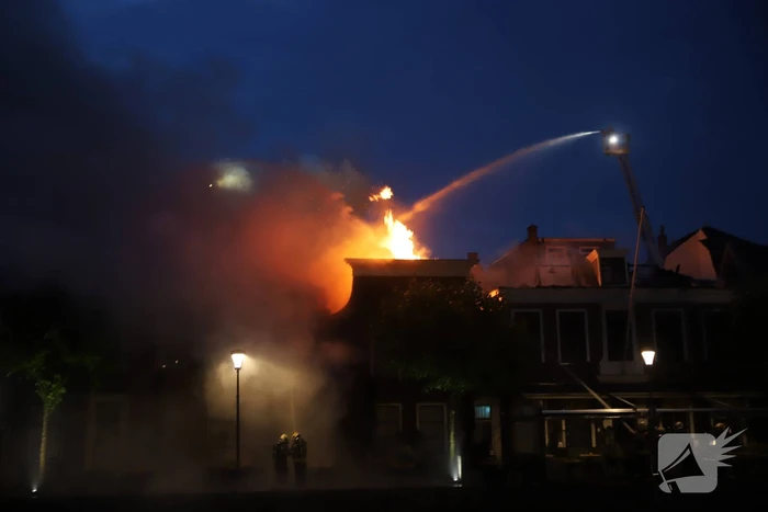 Zeer grote brand dak restaurant Pronto