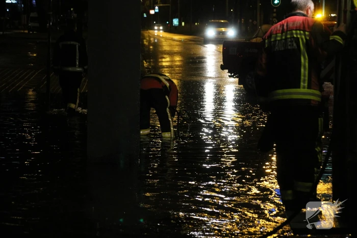 Weg onder viaduct deels afgesloten vanwege wateroverlast
