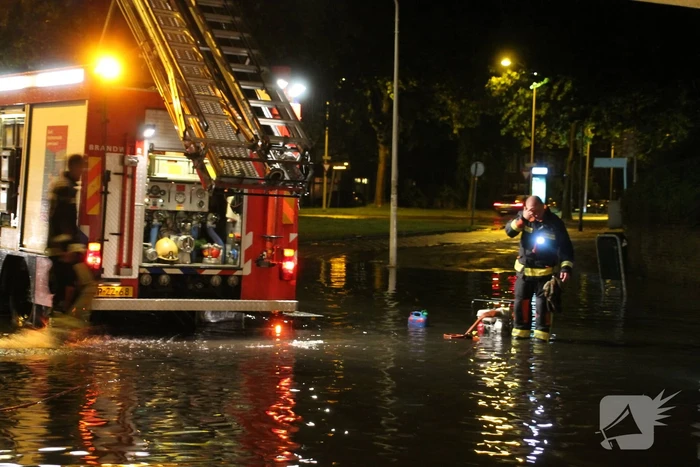 Weg onder viaduct deels afgesloten vanwege wateroverlast