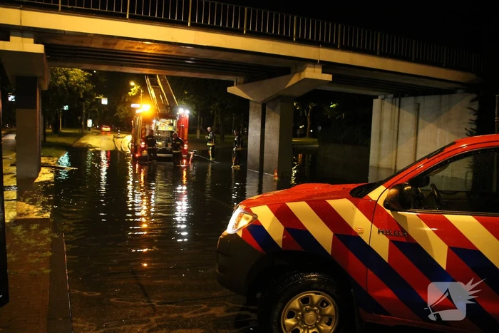 Weg onder viaduct deels afgesloten vanwege wateroverlast