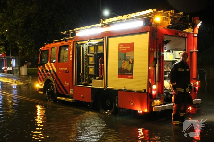 Weg onder viaduct deels afgesloten vanwege wateroverlast