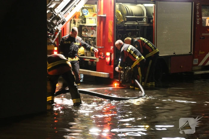 Weg onder viaduct deels afgesloten vanwege wateroverlast