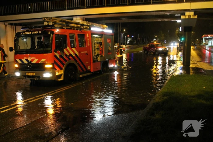 Weg onder viaduct deels afgesloten vanwege wateroverlast