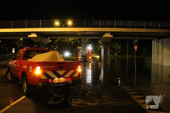 Weg onder viaduct deels afgesloten vanwege wateroverlast